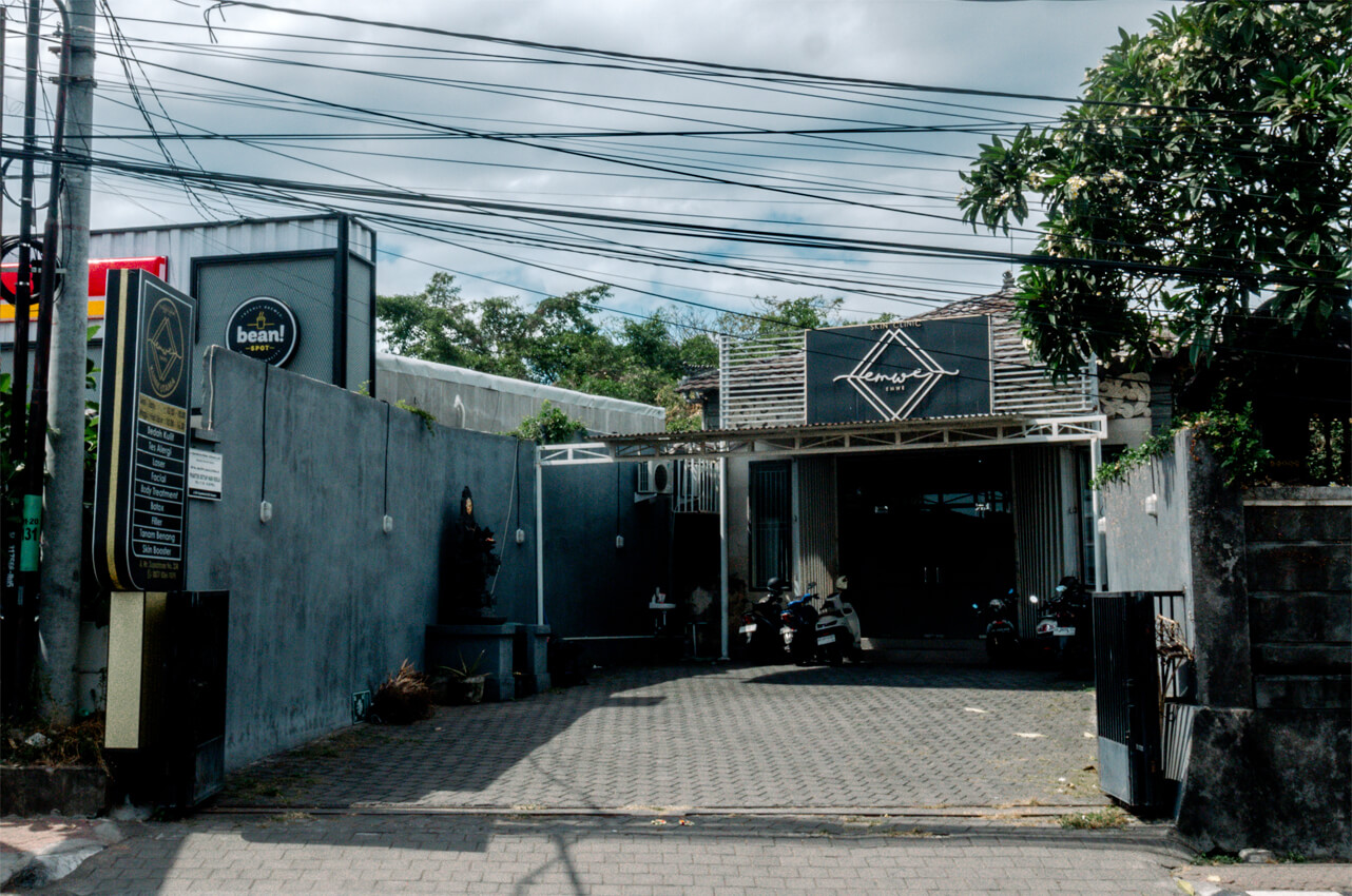 Area Parkir Emwe Clinic